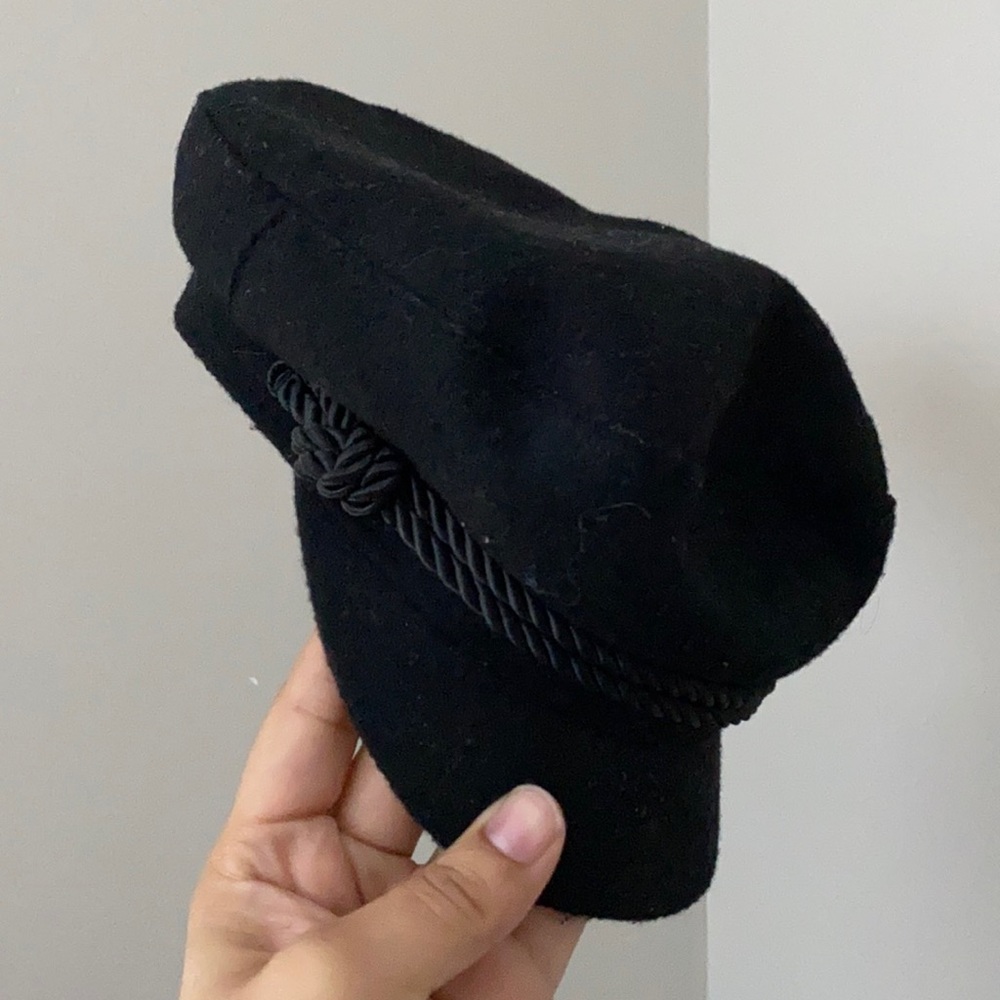 Women’s black hat